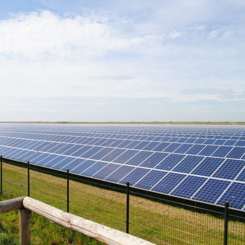 دعامات تركيب الطاقة الشمسية الأرضية توفر مقاومة قوية للرياح والثلوج بتصميم فريد للأعمدة ومكونات مجمعة مسبقًا