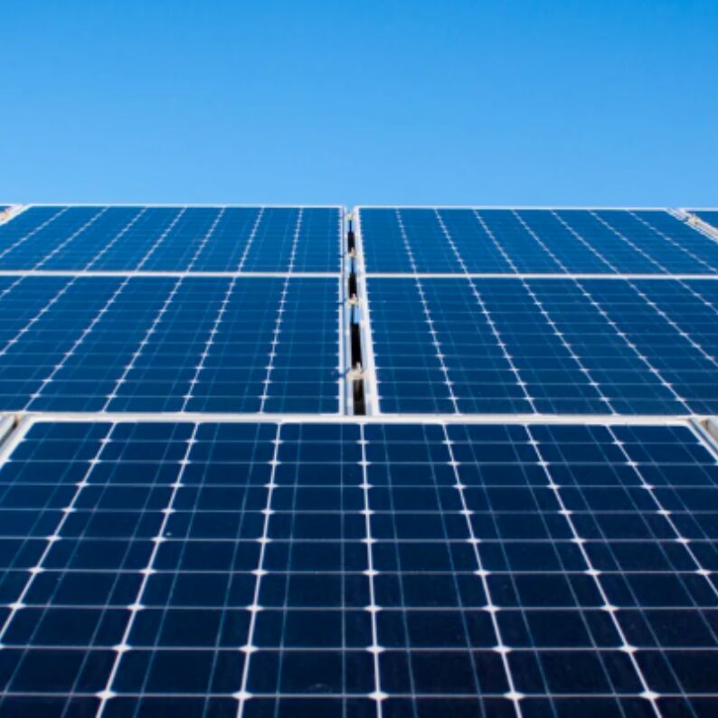 دعامات تركيب سقف ألواح الطاقة الشمسية متعددة الاستخدامات مناسبة للسقف المعدني المنحدر المنخفض المنحدر الذي يضمن الارتباط الآمن