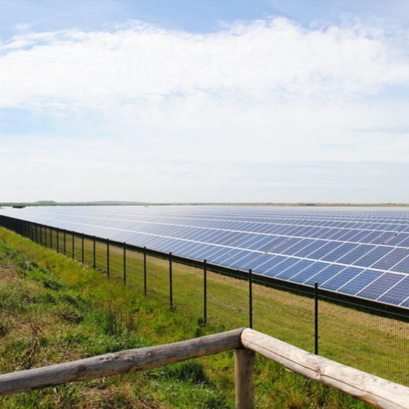 دعامات تركيب أرضية شمسية شديدة التحمل تتميز بقضبان دعم من الألومنيوم المبثوق وأقدام تثبيت قابلة للتعديل لمحاذاة دقيقة