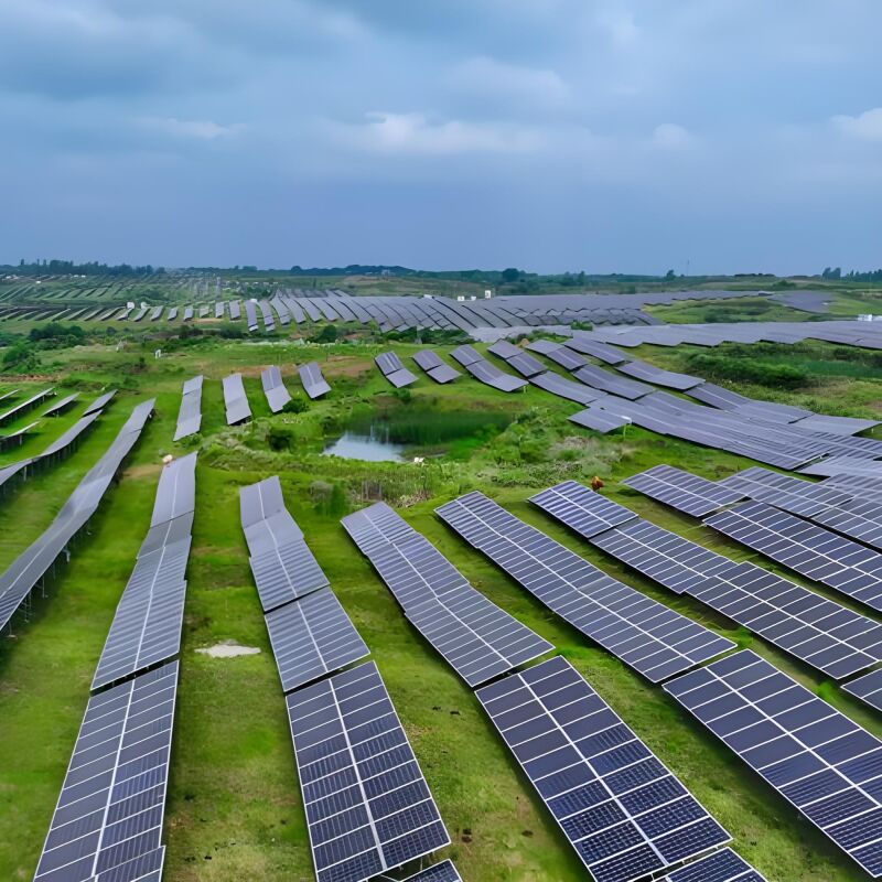 تصميم فريد لأقواس تركيب الطاقة الشمسية الأرضية باستخدام الركائز والأعمدة يحسن من قدرة التكيف مع التربة ويعزز استقرار نظام التركيب بشكل عام